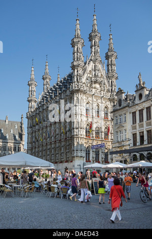 Les touristes à cafés en face de l'hôtel de ville gothique à la Grote Markt / grand place du marché, Leuven / Louvain, Belgique Banque D'Images