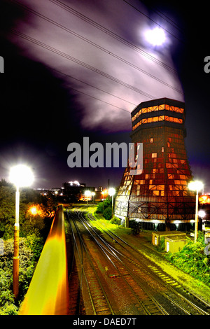 Tour de refroidissement la nuit, paysages industriels, l'Allemagne, en Rhénanie du Nord-Westphalie, région de la Ruhr, Duisburg Banque D'Images