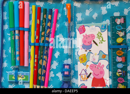 Peppa pig set papeterie - ouvert à afficher le contenu du panier - crayons, règle, gomme, taille-crayon, caoutchouc, feutres, livre avec peppa pig sur Banque D'Images