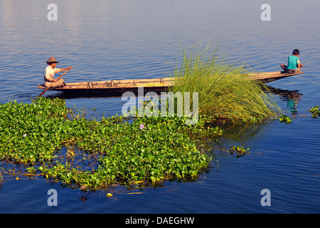 Vieil homme et garçon dans un bateau sur le lac Inle, en Birmanie Banque D'Images