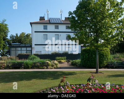 SOUTHEND-ON-SEA, ESSEX, Royaume-Uni - 6 JUILLET 2013 : vue extérieure de Chalkwell Hall, Chalkwell Park Banque D'Images