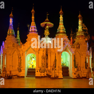 Partie de la pagode Shwedagon la nuit, plus important bâtiment sacré et centre religieux du pays, la Birmanie, Yangon Banque D'Images