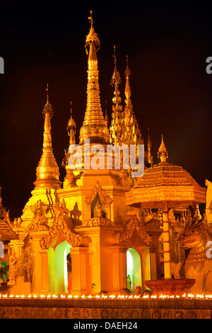 La Pagode Shwedagon la nuit, plus important bâtiment sacré et centre religieux du pays, la Birmanie, Yangon Banque D'Images