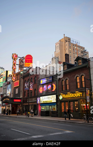 La rue Yonge, au crépuscule, en centre-ville de Toronto, Canada Banque D'Images