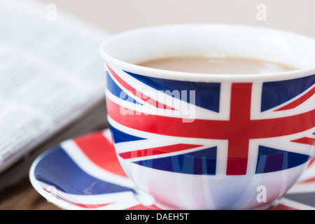 Tasse de thé avec Union Jack tasse, soucoupe et journal, England, UK Banque D'Images