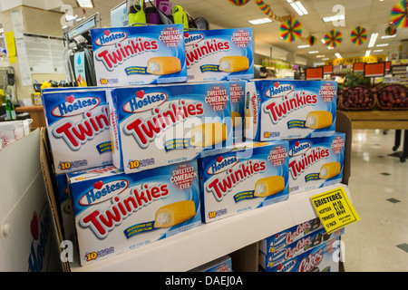 Des boîtes remplies de crème, savoureux, de la bouche-arrosage Twinkies dans un supermarché de New York Banque D'Images