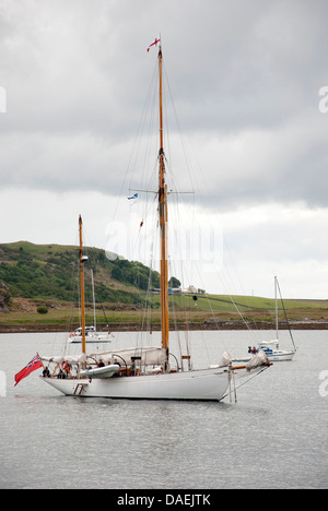 William Fife construit Gaffelsegler 'Kentra" amarré dans la baie de Tighnabruaich Côte ouest des Highlands d'Écosse Fife Regatta 2013 Banque D'Images