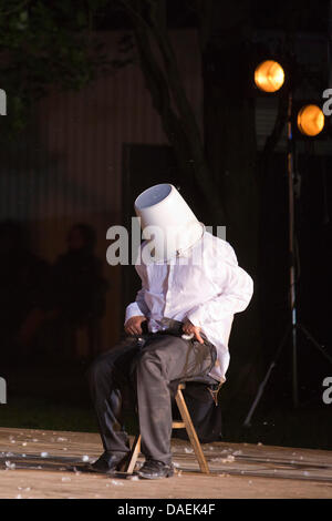 Mülheim-Ruhr, Allemagne. 11 juillet, 2013. "Verrückt", (l'allemand pour 'crazy'), représentation d'une pièce basée sur une histoire de Eduardo De Filippo, réalisé par Roberto Ciulli pour Theater an der Ruhr durant la saison 2013 Weiße Nächte, une série de spectacles en plein air à Raffelbergpark à Mülheim an der Ruhr, Allemagne. Photo : bas/Alamy Live News Banque D'Images