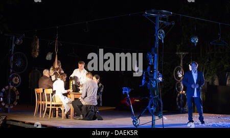 Mülheim-Ruhr, Allemagne. 11 juillet, 2013. "Verrückt", (l'allemand pour 'crazy'), représentation d'une pièce basée sur une histoire de Eduardo De Filippo, réalisé par Roberto Ciulli pour Theater an der Ruhr durant la saison 2013 Weiße Nächte, une série de spectacles en plein air à Raffelbergpark à Mülheim an der Ruhr, Allemagne. Photo : bas/Alamy Live News Banque D'Images