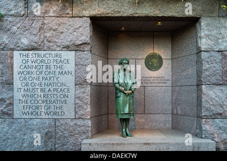 Statue en bronze de la Première Dame Eleanor Roosevelt, debout devant l'emblème des Nations Unies rend hommage à son dévouement à l'ONU, Frankli Banque D'Images
