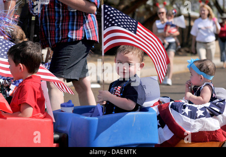 Célébrants dans le quartier de Palo Verde participer au 50e défilé du 4 juillet, Tucson, Arizona, USA. Banque D'Images