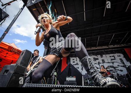 Toronto, Ontario, Canada. 10 juillet, 2013. HEIDI BERGER, chanteur de Amaerican band Butcher Babies sur scène à Rockstar Energy Drink Mayhem Festival de Toronto Crédit : Igor Vidyashev ZUMAPRESS.com/Alamy/Live News Banque D'Images