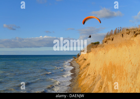 Parapentiste sur une falaise abrupte à la mer Baltique, Allemagne Banque D'Images