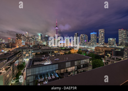 Ville de Toronto au crépuscule et l'heure bleue vue depuis la terrasse de l'hôtel Thompson Banque D'Images