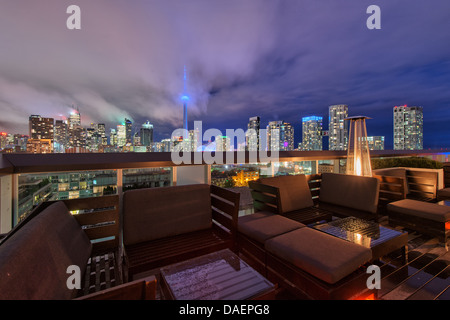 Ville de Toronto au crépuscule et l'heure bleue vue depuis la terrasse de l'hôtel Thompson Banque D'Images