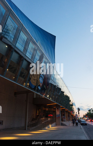 Galerie d'art de l'Ontario au crépuscule, Dundas St W, Toronto, Ontario, Canada Banque D'Images