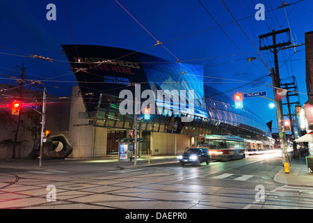 Galerie d'art de l'Ontario au crépuscule, Dundas St W, Toronto, Ontario, Canada Banque D'Images