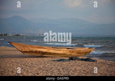 Bateau de pêche située à la plage du lac Tanganyika, le Burundi, Bujumbura Banque D'Images