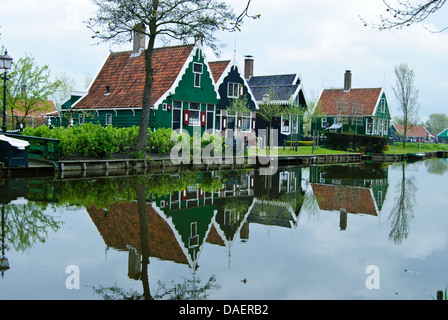 Charmantes maisons traditionnelles néerlandaises le long d'un canal à Zaanse Banque D'Images