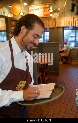 Miami Florida,Florida City,Cracker Barrel Old Country Store,restaurant restaurants restauration café cafés,hispanique,homme hommes adultes, serveur wa Banque D'Images