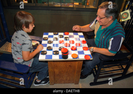 Miami Florida,Florida City,Cracker Barrel Old Country Store,restaurant restaurants restauration café cafés,homme hommes adultes adultes,grand-père,papa,bo Banque D'Images