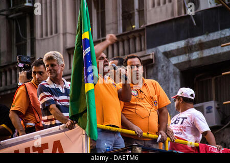 Rio de Janeiro, Brésil. 11 juillet, 2013. Le Brésil retour à la rue avec de protestation organisée par les syndicats et les mouvements sociaux (Rio de Janeiro, 11, août, 2013) Crédit : Stefano Figalo/Alamy Live News Banque D'Images