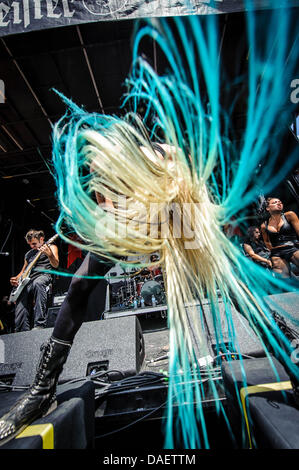 10 juillet 2013 - Toronto, Ontario, Canada - Chanteur HEIDI BERGER de 'Butcher Babies' jette ses cheveux bleus sur scène à Rockstar Energy Drink Mayhem Festival. (Crédit Image : © Vidyashev ZUMAPRESS.com)/Igor Banque D'Images