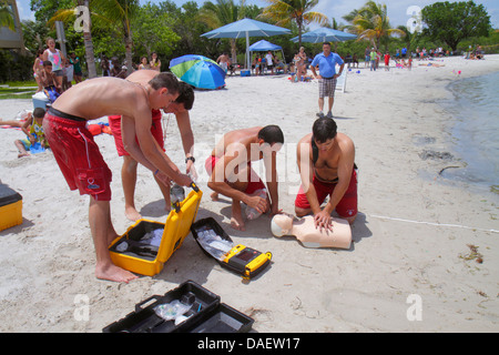 Miami Florida,Homestead,Homestead Bayfront Park,Biscayne Bay,sauveteurs,formation des sauveteurs,sauvetage,homme hommes hommes adultes,mannequin de RCR,mannequin,FL1305 Banque D'Images