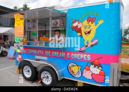 Miami Florida,Homestead,Redland's Farmers Market,glace,fournisseur vendeurs stall stands stand marché du stand, hispanique homme hommes hommes adultes, Spa Banque D'Images