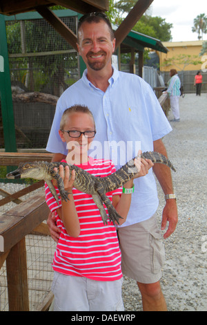 Fort ft. Lauderdale Weston Florida, fort ft. Lauderdale,Sawgrass Recreation Park,Everglades,bébé bébés enfants enfants,alligator juvénile,tenue,garçon b Banque D'Images