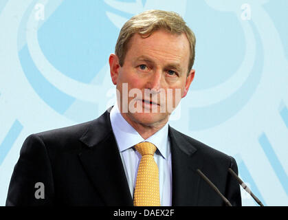 Le Premier ministre irlandais, Enda Kenny répond aux questions des journalistes lors d'une conférence de presse à la Chancellerie fédérale à Berlin, Allemagne, 16 novembre 2011. Photo : WOLFGANG KUMM Banque D'Images