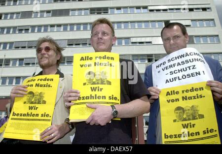 Fichier - une archive photo datée du 14 mai 2001 montre les manifestants en face de l'Office d'État pour la protection de la Constitution à Erfurt, en Allemagne. Les manifestants tiennent des affiches avec le portrait de l'ancien ministre de l'intérieur de Thuringe Christian Koeckert, ancien président de l'Office de protection de la Constitution Thomas Sippel et ancien Premier Ministre de Thuringe Bernhar Banque D'Images