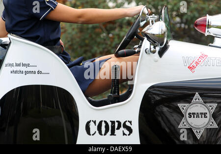 Dans un voiture de police hat am Donnerstag (17.11.2011) auf der Vorschau zur Essener Motor Show Modèle ein Platz genommen. Base des Crazy-Cars ist ein Lusse Auto-Scooter von 1953, dessen Vierzylinder Kawasaki-Motor sorgt für den Fahrspaß. Zu sehen deas verrückte Gefährt ist vom 26.11. bis 04.12.2011 auf der Essener Motor Show. Foto : Roland Weihrauch dpa/lnw Banque D'Images