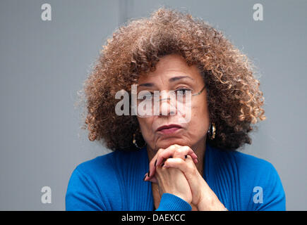 Matière civile et activiste des droits de l'Angela Davis parle au cours d'une conférence de presse au centre de presse le gouvernement fédéral à Berlin, Allemagne, 18 novembre 2011. Au cours de la conférence de presse, le 'Blue Planet Award 2011" a été présenté, qui a été décerné à Angela Davis, ainsi que le prix négatif 'Black Planet Award 2011", qui sera attribué à la gestion de l'énergie TEP fournisseur japonais Banque D'Images