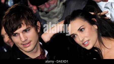 Fichier - une archive photo datée du 11 février 2009 nous montre l'actrice Demi Moore et son mari Ashton Kutcher arrivant pour la Berlinale à Berlin, Allemagne. Ashton Kutscher et Demi Moore se sont séparés et le mariage est terminé, l'actrice américaine a fait rapport sur 'People.com' le 17 novembre 2011. Photo : Joerg Carstensen Banque D'Images