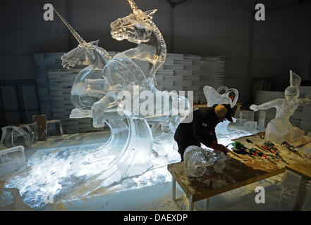 Un travail de l'artiste pour l'exposition de sculptures de glace 'Ice Magic' de Hambourg à Hambourg, Allemagne, 18 novembre 2011. Pendant près de 10 jours, une équipe internationale d'environ 20 sculpteurs sur glace depuis les Etats-Unis, le Canada, le Japon, la Russie et d'autres pays ont travaillé sur plus de 400 tonnes de glace dans la région de Hambourg et certaines des sculptures sont jusqu'à 5 mètres de hauteur. L'exposition est ouverte du 26 novembe Banque D'Images