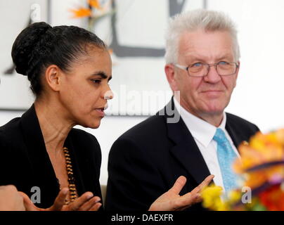 Premier ministre du Bade-wurtemberg Winfried Kretschmann (R) siège avec Marina da Silva, de l'environnement brésilien, protectionnistes et homme politique brésilien 2010 Parti Vert candidat présidentiel, dans l'ambassade allemande dans la capitale brésilienne de Brasilia, Brésil, 17 novembre 2011. Kretschmann est en voyage pour une semaine à travers l'Argentine et le Brésil avec une délégation d'environ 130 participants Banque D'Images