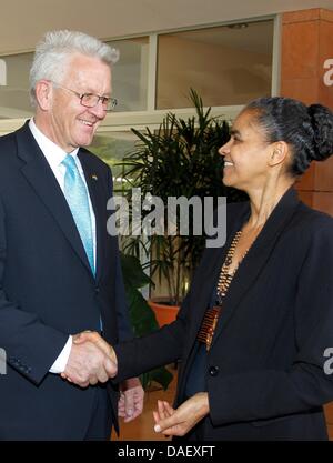 Premier ministre du Bade-wurtemberg Winfried Kretschmann (RL) rencontre avec Marina da Silva, de l'environnement brésilien, protectionnistes et homme politique brésilien 2010 Parti Vert candidat présidentiel, dans l'ambassade allemande dans la capitale brésilienne de Brasilia, Brésil, 17 novembre 2011. Kretschmann est en voyage pour une semaine à travers l'Argentine et le Brésil avec une délégation de près de 130 participant Banque D'Images