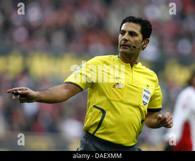 (Dossier) une archive photo datée du 06 mars 2010 montre arbitre Babak Rafati gesticulant lors du match contre 1er FC Koeln et FC Bayern Munich à Cologne, Allemagne. La Bundesliga match entre 1er FC Koeln et FSV Mainz 5 a été annulée, selon 1er FC Koeln 40 minutes avant le début prévu du match à 03 h 30. L'arbitre du match n'était pas Babk Rafati fo Banque D'Images