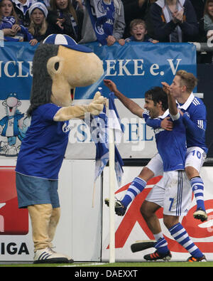 Le Schalke Raul fête son but de 2-0 avec son coéquipier Lewis Holtby (R) et leur mascotte lors de la Bundesliga match entre le FC Schalke 04 et 1er FC Nuremberg à VeltinsArena à Gelsenkirchen, Allemagne, 19 novembre 2011. Photo : FRISO GENTSCH (ATTENTION : EMBARGO SUR LES CONDITIONS ! Le LDF permet la poursuite de l'utilisation des images dans l'IPTV, les services mobiles et autres nouvelles techn Banque D'Images