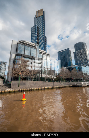 L'Eureka Tower, le plus haut bâtiment dans le quartier central des affaires de Mellbourne, Australie. Banque D'Images