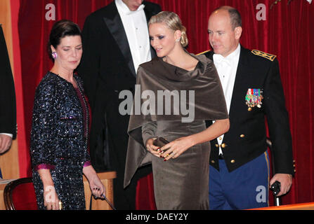 La Princesse Caroline de Hanovre (L), le Prince Albert II et la Princesse Charlene de Monaco arrive à assister à la soirée de gala à la fin de la fête nationale de Monaco au Grimaldi Forum de Monaco, le 19 novembre 2011. Photo : Albert Nieboer / Pays-Bas OUT Banque D'Images