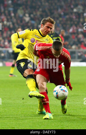 Le Dortmund Mario Goetze (L) rivalise pour le bal avec Munich, Franck Ribery lors de la Bundesliga match Bayern Munich Borussia Dortmund à l'Allianz-Arena à Munich, Allemagne, 19 novembre 2011. Dortmund a gagné par 1-0. Photo : Revierfoto Banque D'Images