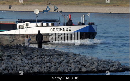 Frighters dur sur le Rhin près de Cologne, Allemagne, 20 novembre 2011. En raison du projet de plusieurs mois maintenant, la jauge d'eau du Rhin est tombé à un bas niveau historique en novembre. Photo : FEDERICO GAMBARINI Banque D'Images