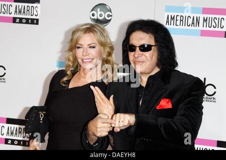 Musicien Gene Simmons et Shannon Tweed femme arrivent à la 2011 American Music Awards au Nokia Theatre L.A. Vivre à Los Angeles, USA, le 20 novembre 2011. Photo : Hubert Boesl Banque D'Images