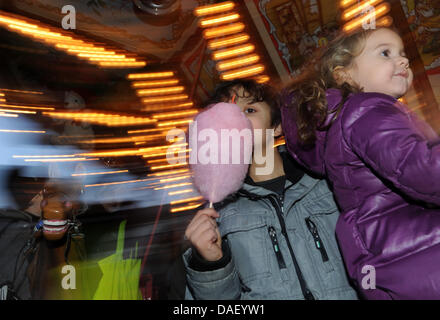 La Foire de Noël a ouvert ses portes à Kassel, Allemagne, 21 novembre 2011. Photo : UWE ZUCCHI Banque D'Images