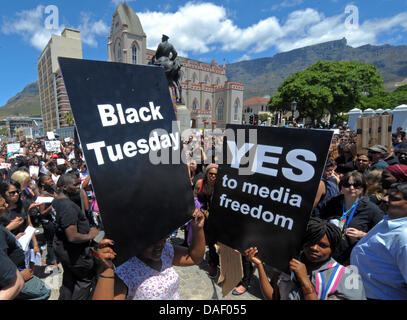 Des centaines de personnes protestent contre l'adoption d'un nouveau droit de l'information pour la censure de la presse en face du Parlement à Cape Town, Afrique du Sud, le 22 novembre 2011. La loi menace de sanctionner la publication de documents secrets et protégés avec un peu des mesures draconiennes. Il doit être adopté avec une large majorité du conseil d'ANC parti dans l'après-midi. Photo : Ralf Hirsc Banque D'Images