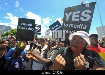 Des centaines de personnes protestent contre l'adoption d'un nouveau droit de l'information pour la censure de la presse en face du Parlement à Cape Town, Afrique du Sud, le 22 novembre 2011. La loi menace de sanctionner la publication de documents secrets et protégés avec un peu des mesures draconiennes. Il doit être adopté avec une large majorité du conseil d'ANC parti dans l'après-midi. Photo : Ralf Hirsc Banque D'Images