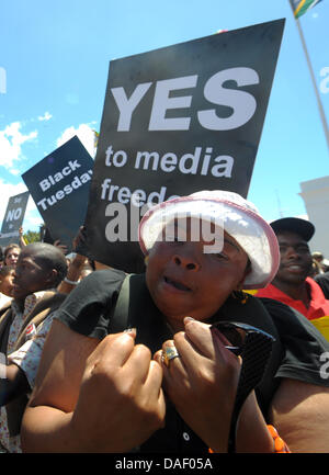 Des centaines de personnes protestent contre l'adoption d'un nouveau droit de l'information pour la censure de la presse en face du Parlement à Cape Town, Afrique du Sud, le 22 novembre 2011. La loi menace de sanctionner la publication de documents secrets et protégés avec un peu des mesures draconiennes. Il doit être adopté avec une large majorité du conseil d'ANC parti dans l'après-midi. Photo : Ralf Hirsc Banque D'Images