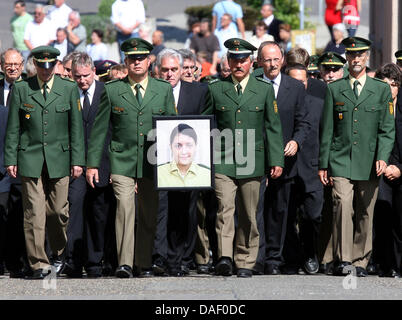 Fichier - une archive photo datée du 30 avril 2007 montre alors ministre de l'intérieur du Bade-Wurtemberg, Heribert RECH (CDU, C) et les policiers du Bade-wurtemberg de payer un dernier hommage à leur collègue Michèle Kiesewetter dans Offenbach, Bade-Wurtemberg, Allemagne. Il semble y avoir la possibilité d'une sorte de contact plus étroit Banque D'Images